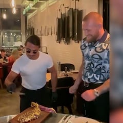 Las redes se mofan de McGregor por su pifia con la sal en el restaurante de Salt Bae