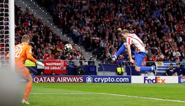Saca el córner el Atleti por la izquierda, con Mendoza dejando el balón en la esquina del área para Ruggeri: este viene desde atrás y la mete en el segundo palo con comba para que el noruego meta el pie y la mande al fondo de la red.