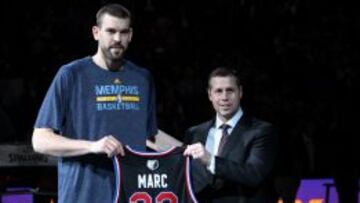 El jugador español Marc Gasol (i) de los Grizzlies recibe el reconocimiento con el entrenador del equipo, Dave Joerger (d), por su elección como titular del All-Star Game.