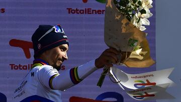 Julian Alaphilippe celebra su triunfo en Viana.