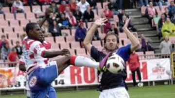 <b>INFRANQUEABLE. </b>Mensah y Nyom fueron un muro para los atacantes del Tenerife. En la imagen, cortan una incursión de Mikel Alonso.