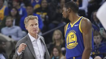 November 13, 2018; Oakland, CA, USA; Golden State Warriors head coach Steve Kerr (left) instructs forward Kevin Durant (35) during the third quarter against the Atlanta Hawks at Oracle Arena. Mandatory Credit: Kyle Terada-USA TODAY Sports