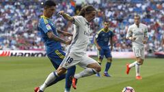 GRA294. MADRID, 27/08/2016.- El centrocampista croata del Real Madrid, Luka Modric (d), intenta llevarse el bal&oacute;n ante el centrocampista argentino del Celta de Vigo, Pablo Hern&aacute;ndez, durante el encuentro correspondiente a la segunda jornada de primera divisi&oacute;n que disputan esta tarde en el estadio Santiago Bernab&eacute;u, en Madrid. EFE / Kiko Huesca.