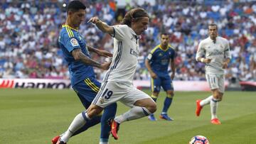 GRA294. MADRID, 27/08/2016.- El centrocampista croata del Real Madrid, Luka Modric (d), intenta llevarse el balón ante el centrocampista argentino del Celta de Vigo, Pablo Hernández, durante el encuentro correspondiente a la segunda jornada de primera división que disputan esta tarde en el estadio Santiago Bernabéu, en Madrid. EFE / Kiko Huesca.