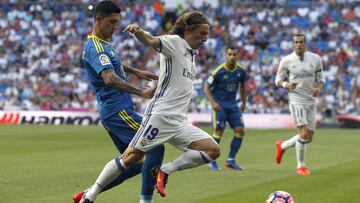 GRA294. MADRID, 27/08/2016.- El centrocampista croata del Real Madrid, Luka Modric (d), intenta llevarse el bal&oacute;n ante el centrocampista argentino del Celta de Vigo, Pablo Hern&aacute;ndez, durante el encuentro correspondiente a la segunda jornada de primera divisi&oacute;n que disputan esta tarde en el estadio Santiago Bernab&eacute;u, en Madrid. EFE / Kiko Huesca.