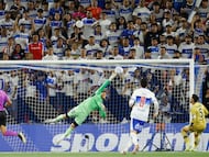 AMDEP2953. SANTIAGO (CHILE), 07/04/2026.- Leandro Brey de Boca recibe un gol este martes, en un partido de la Copa Libertadores entre Universidad Católica y Boca Juniors en el estadio Claro Arena en Santiago (Chile). EFE/ Elvis González