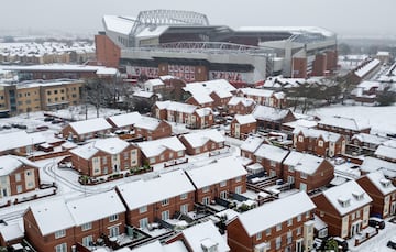 Una vista de dron muestra el temporal en los alrededores de Anfield antes del partido frente al Manchester United.