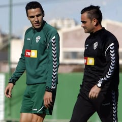 Ramón Folch alza la mano para estar ante el Almería