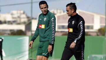 Ramón Folch alza la mano para estar ante el Almería