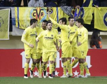 Los jugadores del Villarreal celebran el gol marcado en propia puerta por el defensa del Granada Diego Mainz. 1-0.