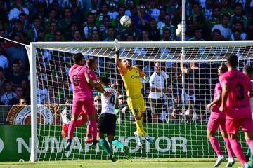 Comenzó como titular en el regreso del Racing de Santander a Segunda. No pudo evitar la derrota de su equipo (0-1) ante el Málaga en El Sardinero, aunque no tuvo la culpa en el tanto de Adrián en los últimos minutos. Antes había demostrado su calidad al realizar una gran parada en el 64'.
