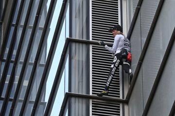 El escalador urbano francés Alain Robert, también conocido como "Spider-Man", sube a Heron Tower, 110 Bishopsgate, en el centro de Londres, la torre más alta de la ciudad de Londres.