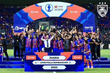 Johor FC celebra su quinta Supercopa de Malasia.