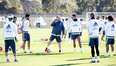 Rafa Benítez fue nombrado entrenador en el verano de 2015, tras la salida de Ancelotti. Su etapa fue corta y conflictiva, marcada por tensiones con jugadores clave como Cristiano y James. Aunque tuvo buenos números al inicio, su estilo no convencía ni al vestuario ni a la afición. Fue destituido en enero de 2016, tras empatar ante el Valencia, y reemplazado por Zidane.
