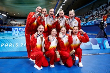 Txell Mas y el resto del equipo español de natación artística, celebrando el bronce olímpico en París 2024.