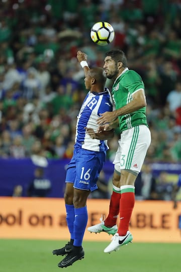 COP07. GLENDALE (EE.UU.), 20/07/2017.- El jugador Jair Pereira (d) de México disputa el balón con Ovidio Lanza (i) de Honduras hoy, jueves 20 de julio de 2017, durante un partido entre México y Honduras, de la Copa de Oro de la Concacaf, que se disputa en el Estadio de la Universidad de Phoenix, en Glendale, Arizona (Estados Unidos). EFE/Jose Mendez