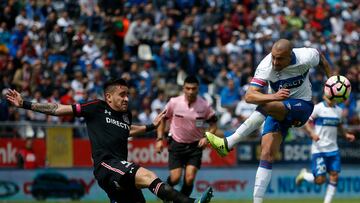 El jugador de Universidad Católica, Santiago Silva, disputa el balón contra Matias Zaldivia de Colo Colo durante el partido de Primera División en el estadio San Carlos de Apoquindo.