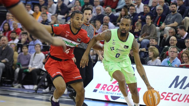 El Barça hace los deberes en Granada