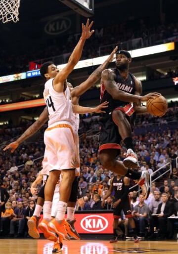 LeBron James (Miami Heat) vuela. Gerald Green (Phoenix Suns) trata de pararlo.