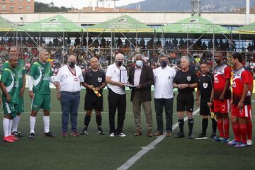 Francisco Maturana volvió a disfrutar del BabyFútbol, festival infantil en el que hizo historia hace 37 años como primer DT campeón. Partido homenaje con varios exfutbolistas en Medellín.