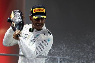 Hamilton takes advantage of chaos for Singapore victory
