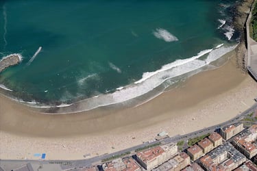 La Playa de Zurriola, situada en el barrio de Gros en San Sebastián, es el epicentro del surf y la juventud en la ciudad. Con su arena dorada y oleaje intenso, atrae tanto a surfistas experimentados como a quienes se inician en este deporte, gracias a sus escuelas y ambiente vibrante.

Además de ser ideal para deportes acuáticos como windsurf, bodyboard o piragüismo, Zurriola también acoge eventos culturales y musicales, convirtiéndose en un punto de encuentro dinámico y moderno. Su cercanía al Palacio Kursaal y su entorno urbano la hacen perfecta para combinar mar, cultura y ocio.