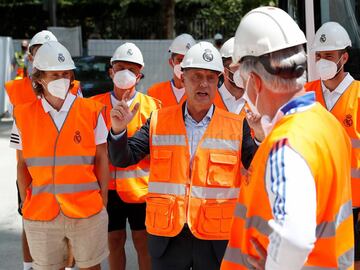 Integrantes de la primera plantilla y Carlo Ancelotti atentos a los avances de las obras del estadio madridista. 