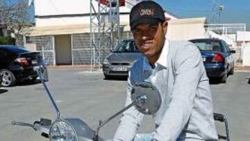 <b>DE MODA. </b>El sevillista Luis Fabiano posa montado en una motocicleta.