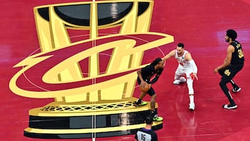 CLEVELAND, OHIO - NOVEMBER 15: Darius Garland #10 and Jarrett Allen #31 of the Cleveland Cavaliers run a play while under pressure from Zach LaVine #8 of the Chicago Bulls during the first quarter of the Emirates NBA Cup game at Rocket Mortgage Fieldhouse on November 15, 2024 in Cleveland, Ohio. NOTE TO USER: User expressly acknowledges and agrees that, by downloading and or using this photograph, User is consenting to the terms and conditions of the Getty Images License Agreement. Jason Miller/Getty Images/AFP (Photo by Jason Miller / GETTY IMAGES NORTH AMERICA / Getty Images via AFP)