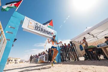 El italiano Giorgio Calcaterra cruza la línea de meta tras ganar el Sahara Marathon.