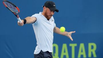 Dudi Sela devuelve una bola a Fernando Verdasco durante su partido en el Qatar Open.