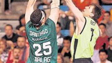 <b>SUPERIOR. </b>Santiago trata de anotar ante la oposición de Fucka.