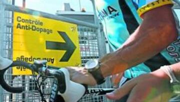<b>AL CONTROL. </b>Lance Armstrong, antes de un análisis antidopaje en el pasado Tour de Francia.