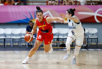 Elena Buenavida  (19 años y 1,77 metros) jugando con la selección española sub19 de Baloncesto