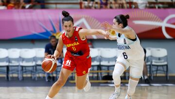 Elena Buenavida (19 años y 1,77 metros) jugando con la selección española sub19 de Baloncesto
