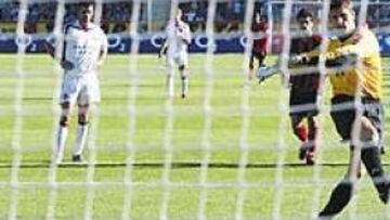 <b>MARCÓ BUTT. </b>El meta del Bayer lanzó y convirtió el penalti que supuso el primer gol del Leverkusen.