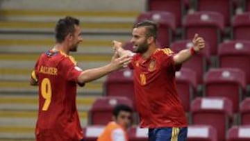 El jugador de la selección española Sub-20 Paco Alcacer (i) felicita a Jese tras anotar un gol ante Francia durante su correspondiente partido de la fase clasificatoria para el Mundial Sub-20 de Turquía 2013.