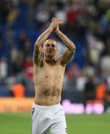 Fabio Cannavaro dio una vuelta de honor para despedirse del público del Bernabéu.