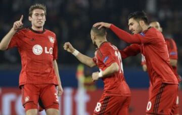 El centrocampista del Leverkusen Sidney Sam (R) celebra después de anotar durante el partido de la UEFA Champions League del partido de vuelta entre París Saint-Germain FC y el Bayer Leverkusen en el estadio Parc des Princes