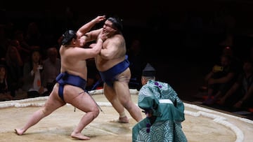 London (United Kingdom), 18/10/2025.- Takasayu (L) and Hoshoryu (R) grapple during the Grand Sumo Tournament at The Royal Albert Hall in London, Britain, 18 October 2025. The Grand Sumo Tournament runs from 15 to 19 October 2025. Forty of Japan's elite makuuchi rikishi (wrestlers) will be competing in the traditional sport. (Japón, Reino Unido, Londres) EFE/EPA/NEIL HALL