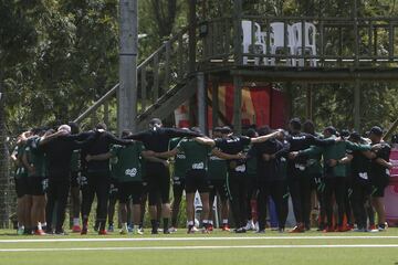 Dorlan Pabón y Andrés Andrade, que arrastraban molestias, participaron sin problemas de los ejercicios, que involucraron trabajos en espacio reducido, reacción y movilidad, además de técnica con el uso de banderines. Todo este ciclo de trabajos estuvo a cargo del preparador físico Carlos Tabares.