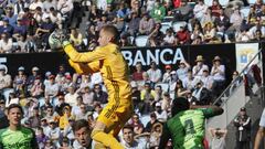 Rub&eacute;n Blanco atrapa el bal&oacute;n durante el partido contra el Legan&eacute;s en Bala&iacute;dos.