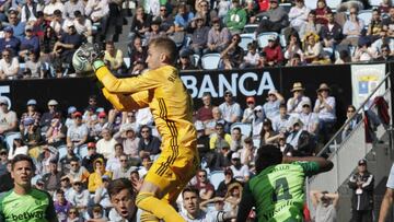 Rub&eacute;n Blanco atrapa el bal&oacute;n durante el partido contra el Legan&eacute;s en Bala&iacute;dos.