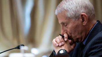 El Dr. Anthony Fauci escucha durante una audiencia del Subcomité de Asignaciones Laborales, Salud y Servicios Humanos del Senado para analizar las estimaciones presupuestarias para el Instituto Nacional de Salud (NIH) y el estado de la investigación médica en Capitol Hill en Washington, EE. UU., 26 de mayo de 2021.