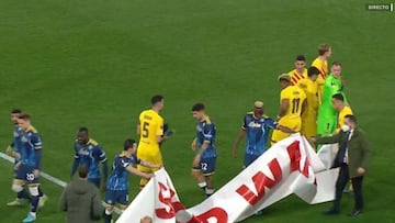 Los jugadores de Napolés y Barça con la pancarta reivindicativa.