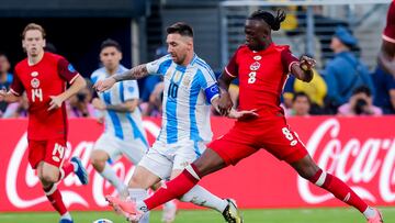 East Rutherford (United States), 10/07/2024.- Lionel Messi (L) of Argentina in action against Ismael Kone (R) of Canada during the first half of the CONMEBOL Copa America 2024 Semi-finals match between Argentina and Canada, in East Rutherford, New Jersey, USA, 09 July 2024. EFE/EPA/JUSTIN LANE