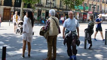 MADRID, SPAIN - JUNE 03: An elderly man walks through the city center on June 4, 2023, in Madrid, Spain. The population over 64 years of age in Spain now exceeds 20% of the total and exceeds the group of people under 20 years of age, which produces a "growing imbalance" between the size of the older and younger generations, according to an analysis by the Fundacion de las Cajas de Ahorro (Funcas). This imbalance poses a challenge to intergenerational solidarity, since the groups from which solidarity behavior is expected have, due to their different size, resources that place them in different positions in the economic, social and political structure. Today, the older generations are the ones that absorb most of the national income. Moreover, their demographic weight makes them decisive actors in electoral results. (Photo By Jesus Hellin/Europa Press via Getty Images)
PERSONAS MAYORES JUBILADOS JUBILACION