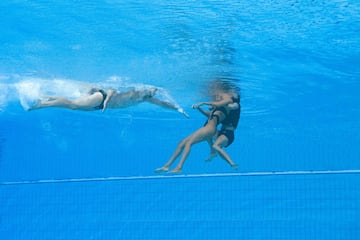 Cuando la m¨ªtica solista estadounidense, acababa su ejercicio y se deten¨ªa la m¨²sica durante el mundial de Budapest, se desvaneci¨® dentro del agua, por lo que r¨¢pidamente saltaron a la piscina la propia seleccionadora, Andrea Fuentes, vestida de calle, y un auxiliar de la competici¨®n que ha sujetado a la nadadora.
