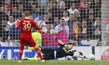 Iker Casillas para un penalti a Toni Kroos del Bayern de Múnich durante el partido de semifinales de la Champions League que enfrentó al Real Madrid y el Bayern de Múnich el 25 de abril de 2012.