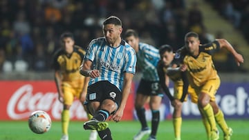 AMDEP442. COQUIMBO (CHILE), 24/04/2024.- Adrián Martínez de Racing patea un balón este miércoles, en un partido de la fase de grupos de la Copa Sudamericana entre Coquimbo Unido y Racing Club en el estadio Municipal Francisco Sánchez en Coquimbo (Chile). EFE/ Hernán Contreras
